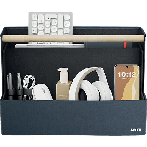 Zwarte Leitz opbergdoos met houten handvat op een bureau met een laptop en lamp.