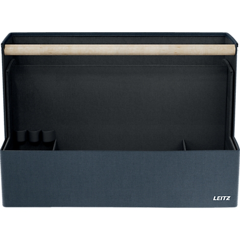 Een vrouw haalt een donkerblauwe organizerdoos met houten handvat uit een modern kantoorrek.