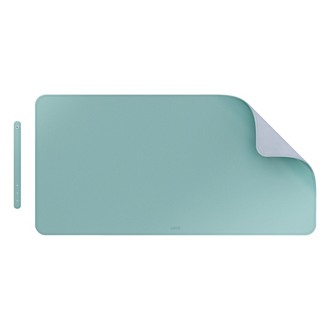 Lichtblauwe bureaumat, een hoek opgerold. Daarnaast een smalle, afgeronde houder.