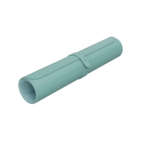 Opgerolde turquoise bureaumat met riemsluiting tegen een witte achtergrond.
