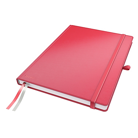 Rood notitieboek met elastiek en bladwijzer. Het boek ligt open, met de elastiek gesloten.