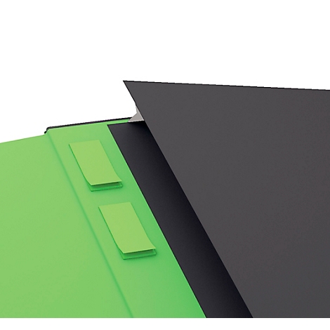 Groen notitieboek met twee gele plakbriefjes en een zwarte kaft.