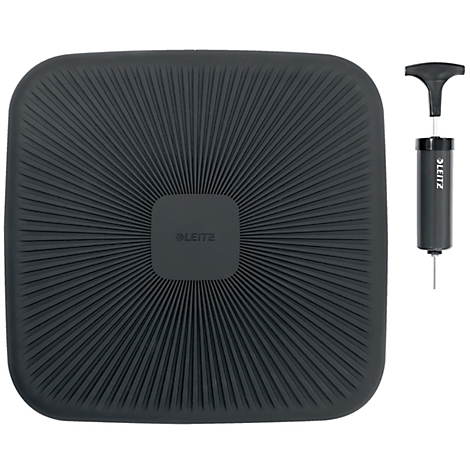 Coussin de siège gris foncé avec motif soleil, carré avec logo LEITZ. À côté, une pompe à air.