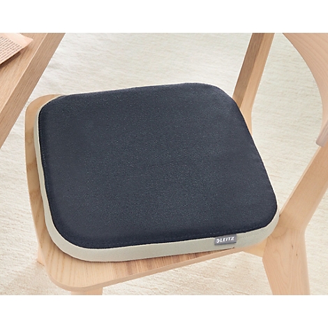 Un coussin de siège bleu foncé sur une chaise en bois. Des logos et du texte de récompense sont visibles en bas.