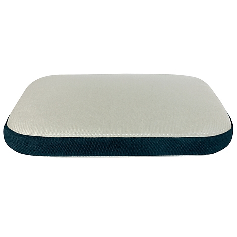 Coussin rectangulaire avec dessus crème et bordure bleu foncé.