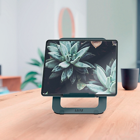 Tablette sur pied avec écran de succulentes, lettrage LEITZ, sur table en bois.
