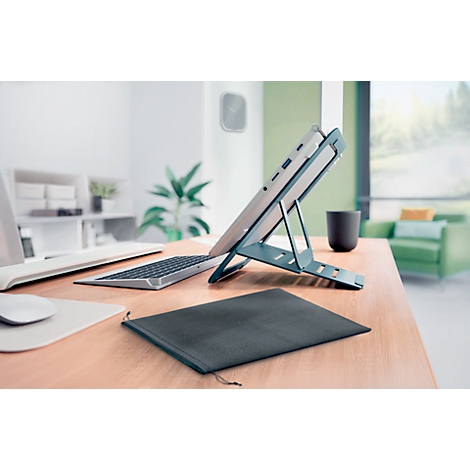 Support de tablette bleu-vert avec tablette sur une table en bois, autres fournitures de bureau et meubles en arrière-plan.