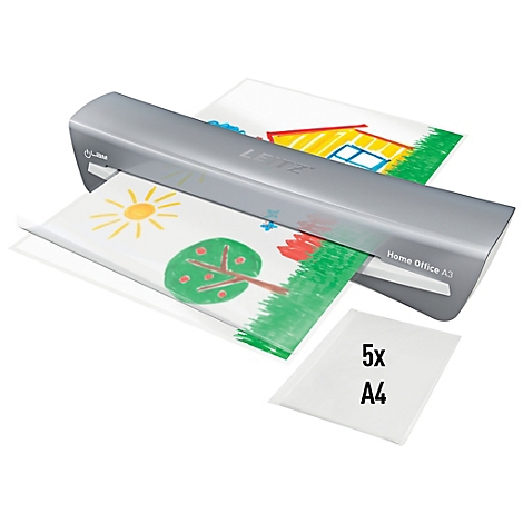 Grauer Laminator, der Kinderzeichnungen laminiert. Darunter liegen laminierte A4-Folien, darauf steht 5x A4.