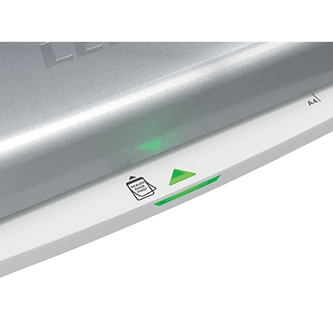 Detailaufnahme eines silbernen Laminiergeräts mit grünen Leuchtanzeigen. Auf der weißen Basis befindet sich ein Symbol mit dem Hinweis „SEALED EDGE FIRST“.
