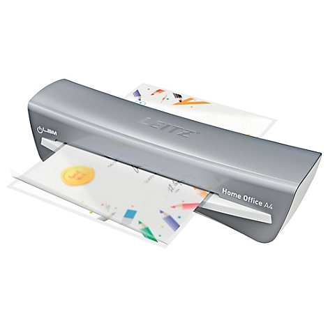 Laminateur gris laminant une feuille de papier avec des crayons colorés. Inscription : Leitz Home Office A4.