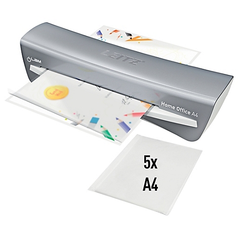 Grauer Laminator, aus dem ein laminiertes Blatt kommt. Daneben liegen Folienpackungen mit der Aufschrift 5x A4.