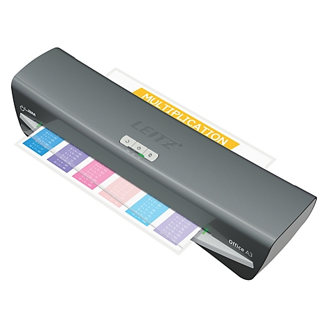 Grauer Laminator, LEITZ, mit herauskommenden, laminierten Dokumenten. Oben: gelber Streifen mit Text. Darunter: Kalenderblätter.