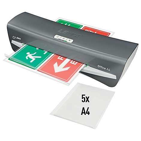 Grauer Laminator, beschriftet mit "Leitz Office A4", laminiert Notausgangsschilder. Daneben liegen laminierte Hüllen.