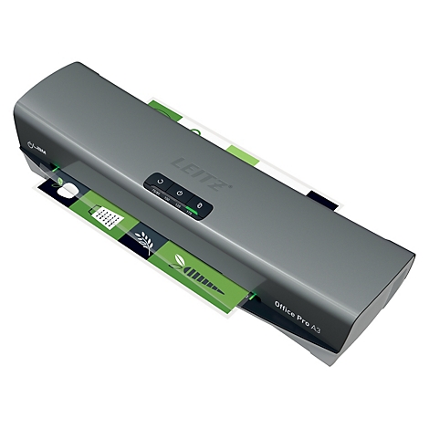 Grauer Leitz Office Pro A3 Laminator mit eingelegten, laminierten Dokumenten. Oben: LEITZ-Schriftzug.