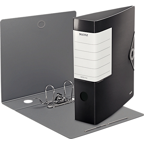 Een zwarte Leitz-map, open weergegeven. Met een wit label en een zilveren hefboommechanisme.