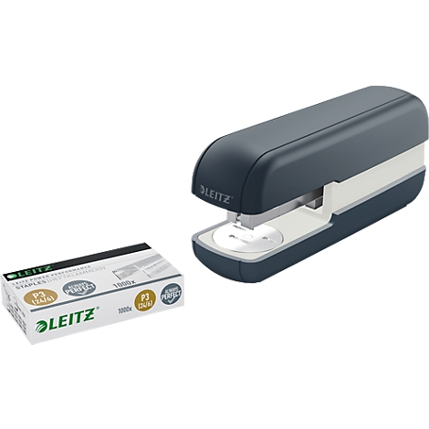 Donkerblauwe en witte nietmachine naast een doos nietjes. De nietmachine heeft het Leitz-logo.