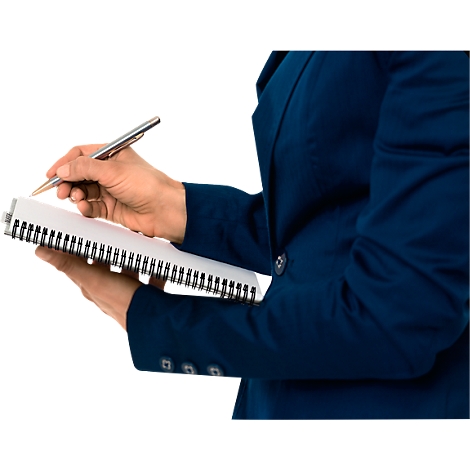 Person schreibt mit silbernem Stift in ein Notizbuch. Der blaue Blazer ist im Bildausschnitt zu sehen.