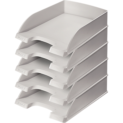 Grijze bureaubladen, op elkaar gestapeld. Op elke lade staat "LEITZ".