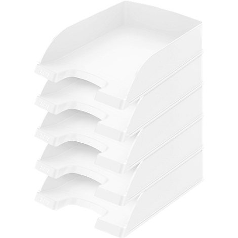 Vijf witte trays zijn op elkaar gestapeld.