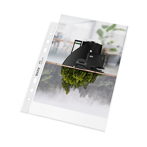 Transparentes Prospekthüllen, dahinter ein schwarzer Organizer auf einer Holzkonstruktion, in der sich ein Wald spiegelt.