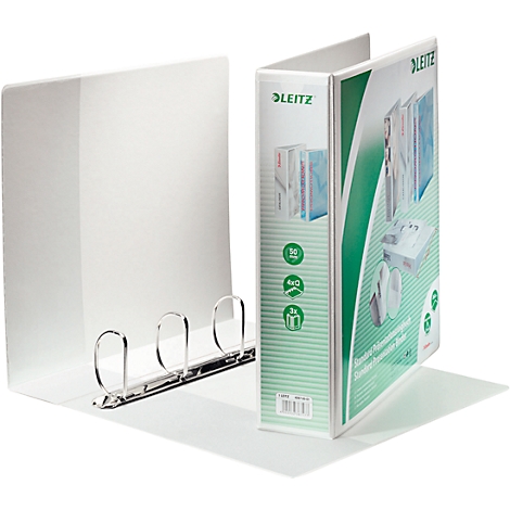 Weißer Ordner, geöffnet, mit Metallringen. Die rechte Seite zeigt die grüne Verpackung mit Logos und Produktinformationen.