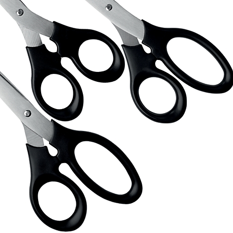 Uitsnede van drie scharen met zwarte handvatten en zilveren bladen. De handvatten zijn ergonomisch gevormd.