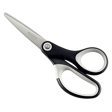 Nahaufnahme einer silberfarbenen Schere mit schwarzem Griff. Die Klinge trägt den Schriftzug "LEITZ TITANIUM".