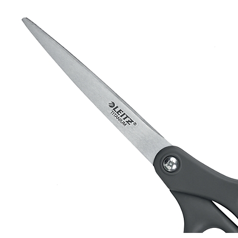Nahaufnahme einer Schere. Die Klingen sind silberfarben, mit dem Leitz Logo und dem Wort „Titanium“ eingraviert. Der Griff ist dunkelgrau.