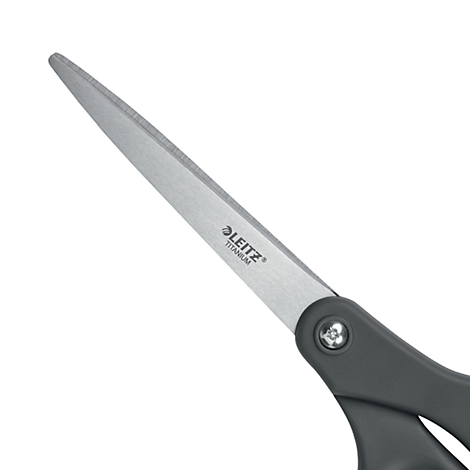 Nahaufnahme einer Schere. Die Klinge ist silberfarben, mit 'LEITZ Titanium' beschriftet. Der Griff ist schwarz.