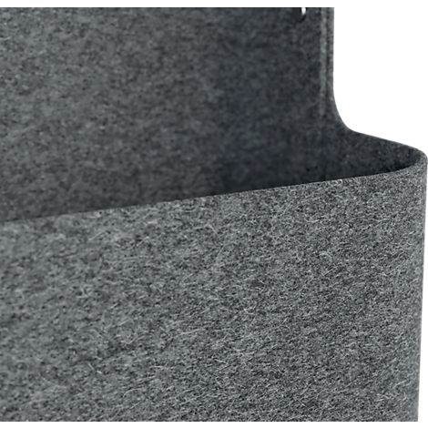 Detailansicht eines grauen Filzkorbs mit einem hellen Holzgriff, Schild mit Aufschrift 100% Recycled Felt.