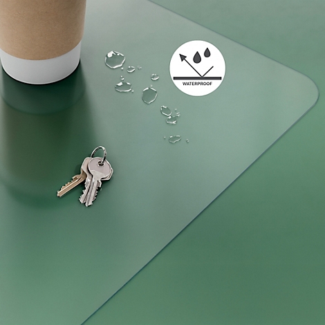 Grüne, wasserabweisende Schreibtischunterlage mit Schlüsselbund, Pappbecher und Wassertropfen.