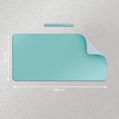 Hellblaues Schreibtischunterlage, Maße: 800 x 400 mm, mit abgerundeten Ecken und einer kleinen, schmalen Ablage.