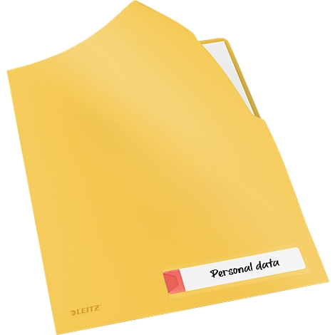 Gelbe Mappe mit dem Aufdruck „Personal data“.