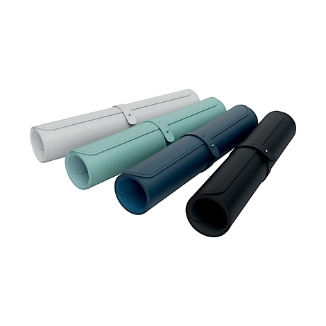 Quatre tapis de bureau enroulés en blanc, vert menthe, bleu marine et noir, avec fermetures à lanières. Sur fond blanc.