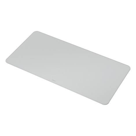 Tapis de bureau rectangulaire gris clair, légèrement incliné, fond blanc.