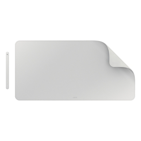 Tapis de bureau gris clair avec coin roulé, à côté d'un stylo gris clair.