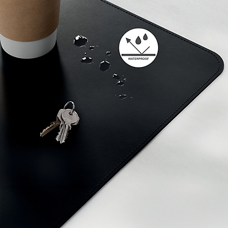 Tapis de bureau noir, hydrofuge, avec des clés, une tasse et des gouttelettes d'eau.