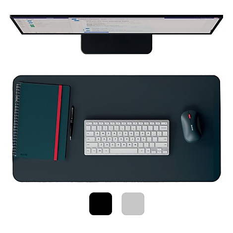 Vue de dessus d'un bureau : moniteur, clavier, souris, carnet et stylo sur un tapis gris.