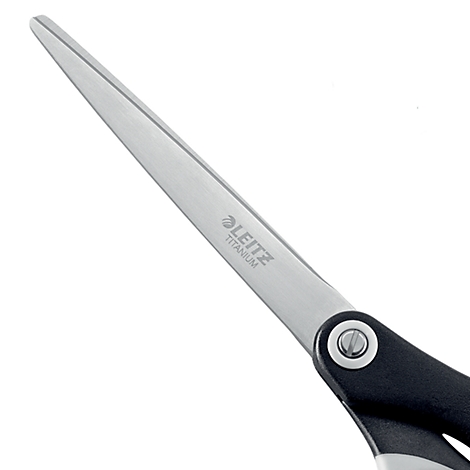 Close-up van een schaar met zilveren bladen en een zwarte handgreep. De bladen lezen "LEITZ Titanium".