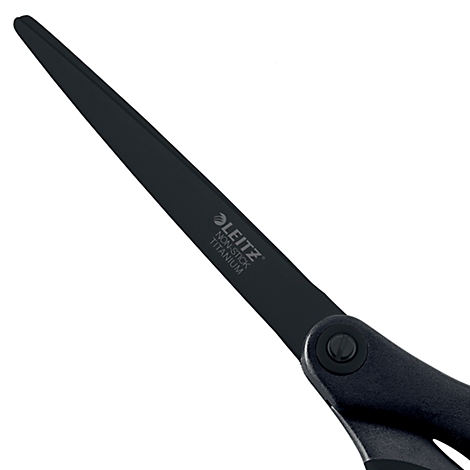 Close-up van een zwarte Leitz schaar. Op het mes staat "Non-Stick Titanium".