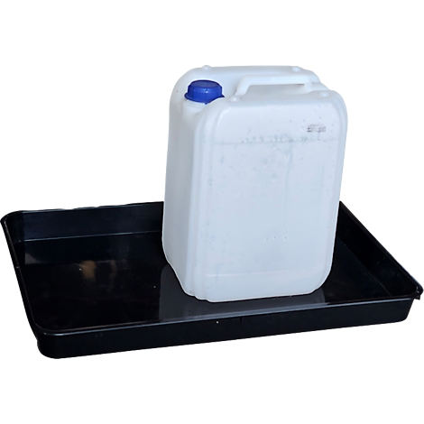 Een witte jerrycan met een blauwe dop staat op een zwarte lekbak.