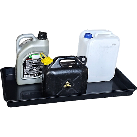 Drie canisters en een lekbak. Een zwarte jerrycan met gele tuit, een zilveren oliejerrycan en een witte jerrycan staan op een zwarte bak.