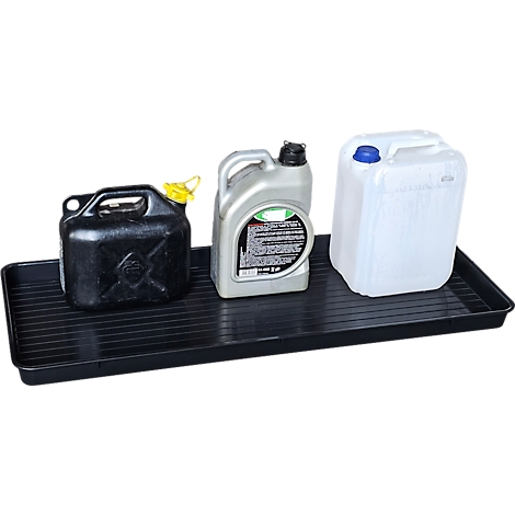 Drie jerrycans van verschillende groottes staan op een zwarte lekbak.