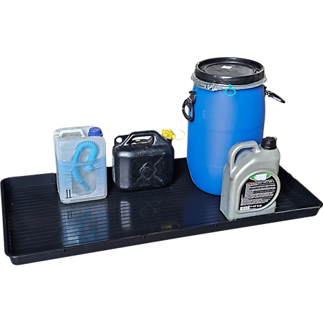 Verschillende containers op een zwarte opvangbak: jerrycans, blauwe ton, oliekanister.