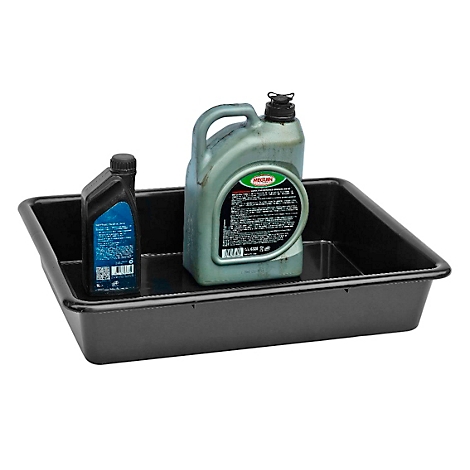 Een zwarte lekbak met twee oliecontainers, links een zwarte fles, rechts een groene jerrycan.