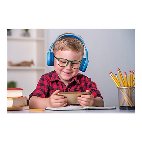 Ein lächelnder Junge mit Brille und Kopfhörern schaut auf ein Smartphone. Er trägt ein rot-schwarzes Hemd und sitzt am Schreibtisch.