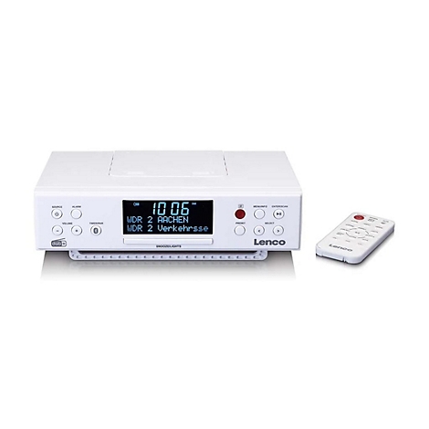 Weißes Unterbauradio mit digitalem Display und Fernbedienung vor neutralem Hintergrund.