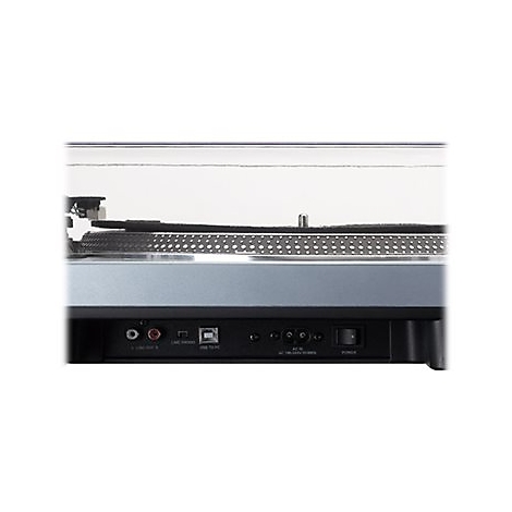 Nahaufnahme der Rückseite eines Plattenspielers mit verschiedenen Anschlüssen, darunter Audio-Ausgänge und USB-Port.