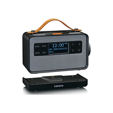 Schwarzes Digitalradio mit braunem Tragegriff und LCD-Display über einer Ladestation auf weißem Hintergrund.