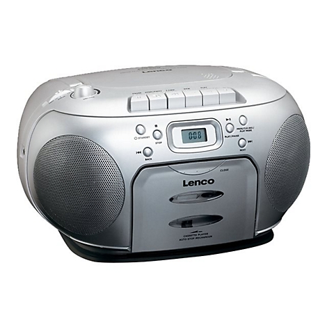 Silbernes Lenco-Radio mit Lautsprechern, Kassettenfach und Digitalanzeige. Das Radio steht auf einem schwarzen Sockel.